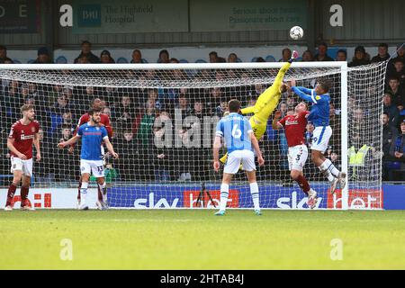 Crown Oil Arena, Rochdale, Inghilterra - 26th febbraio 2022 Liam Roberts portiere di Northampton punches la palla di Tahvon Campbell (29) di Rochdale - durante il gioco Rochdale contro Northampton, EFL League Two 2021/22 alla Crown Oil Arena, Rochdale, Inghilterra - 26th febbraio 2022 credito: Arthur Haigh/WhiteRosePhotos/Alamy Live News Foto Stock