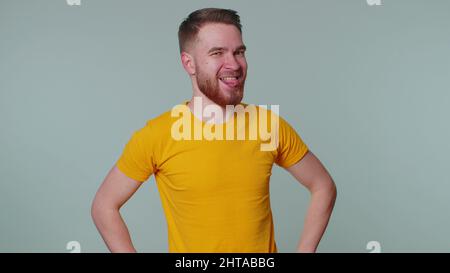 Crazy scherzo stupido ragazzo rendendo divertente faccia espressione Foto  stock - Alamy