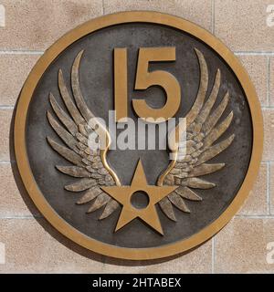 Insegne in bronzo dell'aviazione militare USA del 15th su muro di mattoni. Foto Stock