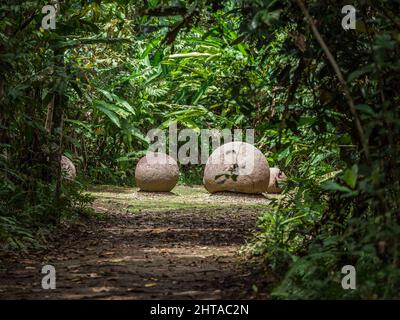 Antiche sfere di pietra al sito archeologico di Finca 6 vicino Palmar sur, Costa Rica. Foto Stock