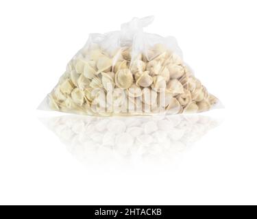 Gnocchi di carne, ravioli, un sacco di pelmeni russo in casa nella confezione isolata su bianco con percorso di taglio Foto Stock