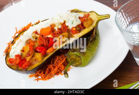 Melanzane al forno con verdure e tzatziki Foto Stock
