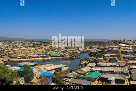 La più grande risposta umanitaria al mondo. Campi per rifugiati Balukhali Rohingya a Ukhiya a Cox's Bazar, Bangladesh. Foto Stock