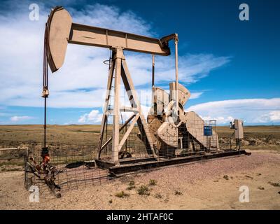 Petrolio Pumpjack o pozzo di petrolio trovato nella contea di Weston, Wyoming sulla prateria aperta ancora in funzione Foto Stock