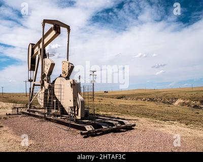 Petrolio Pumpjack o pozzo di petrolio trovato nella contea di Weston, Wyoming sulla prateria aperta ancora in funzione Foto Stock