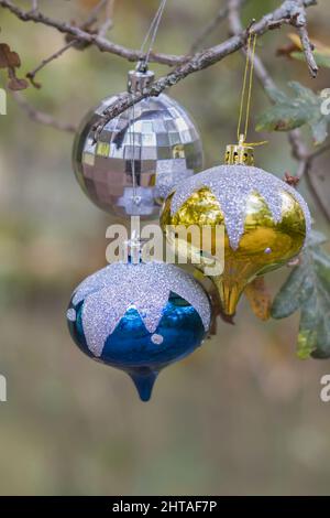 Un primo piano di palline decorative di Natale su uno sfondo sfocato Foto Stock