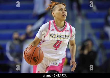 Newark, DE, Stati Uniti. 27th Feb 2022. Delaware Guard PARIS MCBRIDE (4) dribbles durante una partita di basket della stagione coloniale dell'Associazione Atletica domenica 27 febbraio 2022; al Bob Carpenter Center di Newark, DE. (Credit Image: © Saquan Stimpson/ZUMA Press Wire) Foto Stock