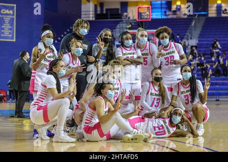 Newark, DE, Stati Uniti. 27th Feb 2022. Delaware Guardia JASMINE DICKEY (20) e i suoi compagni di squadra posano per una foto di gruppo dopo una stagione regolare dell'associazione atletica coloniale vince sopra William & Mary 67-45 domenica, febbraio 27, 2022; al centro del carpentiere del Bob a Newark, DE. (Credit Image: © Saquan Stimpson/ZUMA Press Wire) Foto Stock