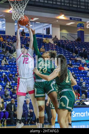 Newark, DE, Stati Uniti. 27th Feb 2022. Delaware Forward LIZZIE OLEARY (12) guida al basket come William & Mary Forward BRE BELLAMY (20) difende durante un gioco di basket stagione coloniale dell'associazione atletica domenica 27 febbraio 2022; al Bob Carpenter Center a Newark, DE. (Credit Image: © Saquan Stimpson/ZUMA Press Wire) Foto Stock