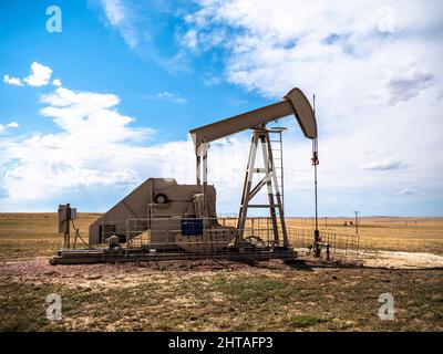 Petrolio Pumpjack o pozzo di petrolio trovato nella contea di Weston, Wyoming sulla prateria aperta ancora in funzione Foto Stock