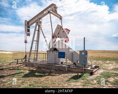 Petrolio Pumpjack o pozzo di petrolio trovato nella contea di Weston, Wyoming sulla prateria aperta ancora in funzione Foto Stock