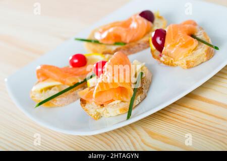 Tapas con salmone, limone, mirtillo Foto Stock