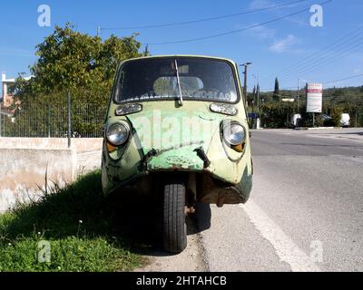 Arrugginito vecchio Mazda K360 3 whhel camion ancora in uso a Corfù Grecia Foto Stock