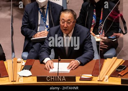 New York, Stati Uniti. 27th Feb 2022. L'ambasciatore cinese Zhang Jun parla durante la riunione del Consiglio di sicurezza e vota la risoluzione sull'aggressione russa all'Ucraina presso la sede delle Nazioni Unite a New York il 27 febbraio 2022. 11 membri del Consiglio di sicurezza hanno votato per l'adozione della risoluzione, 3 membri (Emirati Arabi Uniti, India, Cina) si sono astenuti e la Russia ha votato contro la risoluzione. (Foto di Lev Radin/Sipa USA) Credit: Sipa USA/Alamy Live News Foto Stock