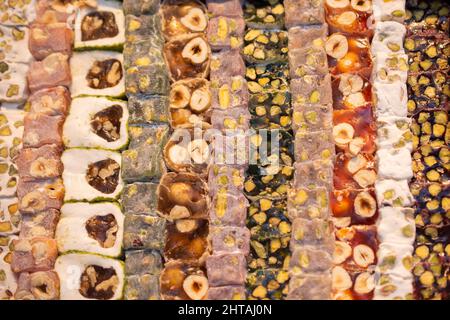 Il carico dei tradizionali delizie turche lokum rivestite con zucchero caramella morbida Foto Stock