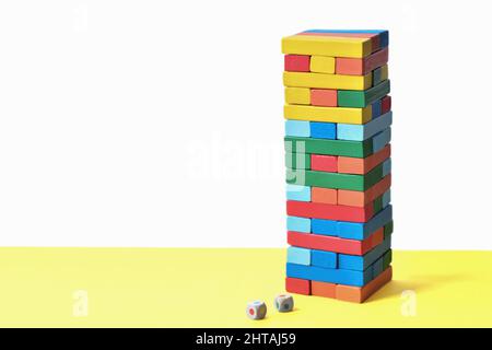 Blocchi di legno Jenga. Gioco di abilità fisica e mentale. Rimozione di blocchi di gioco per bambini e adulti. Tempo libero e sviluppo di competenze. Foto Stock