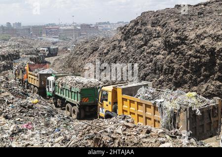 Nairobi, Kenya. 6th Nov 2021. I camion si allineano fino a scaricare i rifiuti a Dandora scarico sito, ogni giorno un eccesso di 2000 toni metrici di rifiuti da tutta Nairobi è portato a questo sito. Le discussioni per tracciare una via da seguire per un trattato globale sulla plastica per affrontare il problema crescente dell'inquinamento della plastica sono destinate ad iniziare questa settimana durante l'Assemblea ambientale delle Nazioni Unite UNEA 5,2). Con due progetti di risoluzione sul tavolo, i paesi membri decideranno di affrontare l'intero ciclo di vita delle materie plastiche come proposto dal Ruanda e dal Perù o di seguire il progetto di risoluzione giapponese che pone l'accento Foto Stock