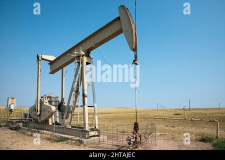 Petrolio Pumpjack o pozzo di petrolio trovato nella contea di Weston, Wyoming sulla prateria aperta ancora in funzione Foto Stock