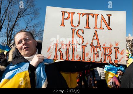 Washington, Stati Uniti. 27th Feb 2022. Uomo che ha un segno dicendo "Putin è un killer!” A un raduno 'Stand with Ukraine'. Credit: SOPA Images Limited/Alamy Live News Foto Stock