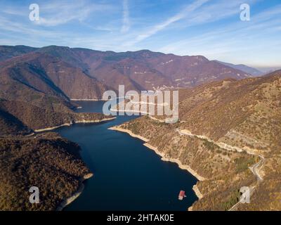 Scatto ad alto angolo del serbatoio di Vacha in Bulgaria in mezzo alle montagne e colline in una giornata di sole Foto Stock