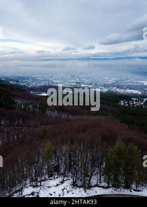 Vista aerea del villaggio sul monte Vitosha in Bulgaria durante l'inverno sotto un cielo nuvoloso Foto Stock