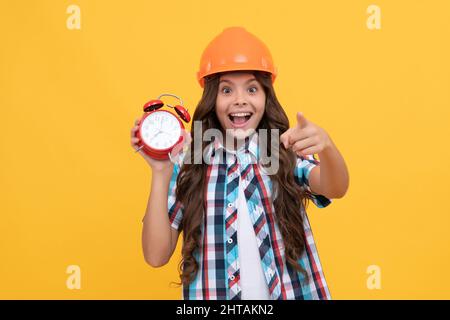 scadenza prorogata. mattina presto. giorno dei lavoratori. carriera futura. stupito teen girl tenere sveglia. Foto Stock