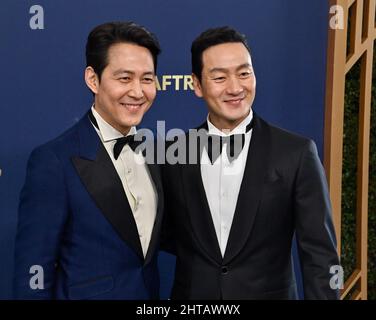 Santa Monica, Stati Uniti. 27th Feb 2022. Lee Jung-jae (L) e Park Hae-soo partecipano ai premi SAG annuali 28th che si tengono al Barker Hangar di Santa Monica, California, domenica 27 febbraio 2022. Lo schermo attori Guild Awards è stato trasmesso in diretta su TNT e TBS. Foto di Jim Ruymen/UPI Credit: UPI/Alamy Live News Foto Stock