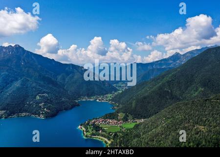 Scatto aereo del lago di Ledro, Italia, vicino al lago di Garda, girato su Mavic 2 Pro Foto Stock