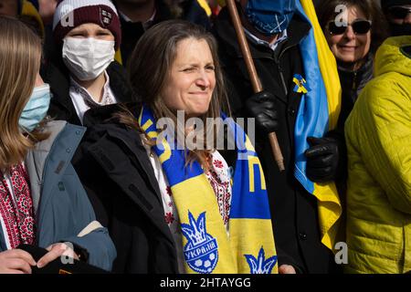 Il Ministro delle Finanze e il Vice Presidente PM Chrystia Freeland si presenta ad un evento Stand with Ukraine a Nathan Phillips Square a Toronto, Ontario. Foto Stock