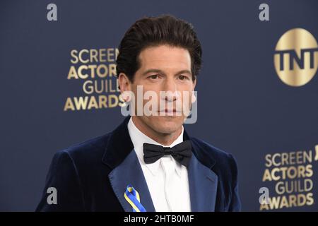 Los Angeles, Stati Uniti. 27th Feb 2022. Jon Bernthal arriva al 28th Screen Actors Guild Awards che si tiene al Barker Hangar di Santa Monica, California, domenica 27 febbraio 2022. (Foto di Sthanlee B. Mirador/Sipa USA) Credit: Sipa USA/Alamy Live News Foto Stock