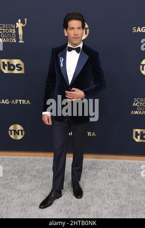 Los Angeles, Stati Uniti. 27th Feb 2022. Jon Bernthal arriva al 28th Screen Actors Guild Awards che si tiene al Barker Hangar di Santa Monica, California, domenica 27 febbraio 2022. (Foto di Sthanlee B. Mirador/Sipa USA) Credit: Sipa USA/Alamy Live News Foto Stock