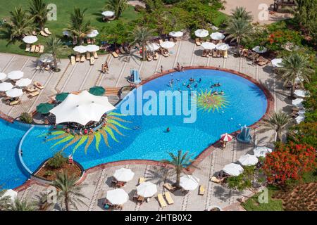 La piscina del le Meridien al Aqah Beach Resort, un hotel di lusso a Fujairah negli Emirati Arabi Uniti. Foto Stock