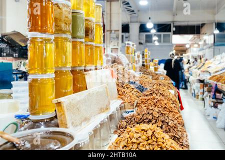 Makhachkala, Russia - Ottobre, 2021: Miele e urbech (burro di noci) sono venduti nel mercato alimentare nella città Makhachkala della Repubblica di Dagestan. Foto Stock