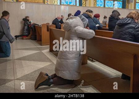 NEW YORK, NEW YORK - 27 FEBBRAIO: I churchgoers pregano durante la messa alla chiesa di St. George il 27 febbraio 2022 a New York City. Sua Eminenza, il Cardinale Timothy Dolan, Arcivescovo di New York, ha partecipato alla Santa Messa nella Chiesa di San Giorgio, che è membro della Chiesa Greco-Cattolica Ucraina, in solidarietà con il popolo ucraino. Credit: Ron Adar/Alamy Live News Foto Stock