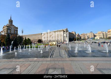 Fontane d'acqua sulla piazza Independence a Kiev, Ucraina. Foto Stock