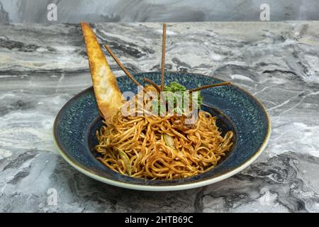 Primo piano di tagliatelle vegetariane asiatiche per udon Foto Stock