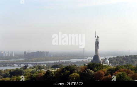 Il Monumento della Patria Ucraina è un'enorme statua in cima al Museo Nazionale della Storia della Grande Guerra Patriottica del 1941-1945 a Kiev, Ucraina Foto Stock