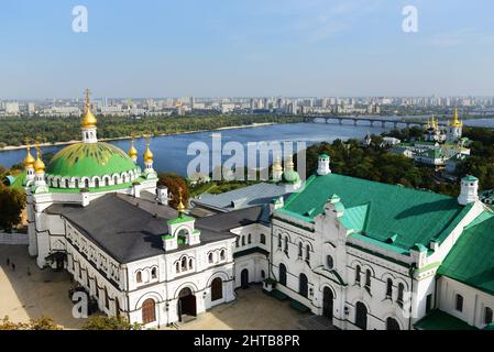 Vista delle camere del Refettorio con la Chiesa dei Santi Antonio e Teodosio presso il complesso del monastero di Lavra a Kiev, Ucraina. Foto Stock