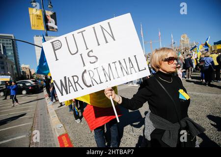 San Francisco, Stati Uniti. 27th Feb 2022. La gente ha tenuto i cartelli durante il rally. Il 27 febbraio, migliaia di persone hanno partecipato a un raduno chiamato “Save Ukraine!Stop War” fuori dal municipio di San Francisco.le persone che hanno partecipato al raduno hanno detto di volere diversi paesi del mondo per aumentare ora gli aiuti militari e finanziari all’Ucraina.nel raduno, c'erano molti genitori che portavano i loro figli lì e i bambini tenevano i cartelli durante il raduno. Credit: SOPA Images Limited/Alamy Live News Foto Stock