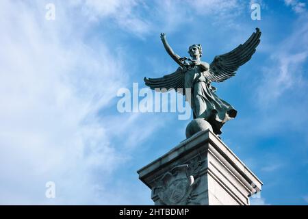 Montreal, Canada - Giugno 2018: Vista ravvicinata del Monumento o statua di Sir George-Étienne Cartier situato nel parco di Mount Royal a Montreal, Canada. Foto Stock