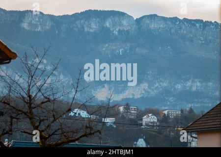 La cima delle Alpi francesi in inverno - come si guarda dalla città di Aix-les-Bains Foto Stock