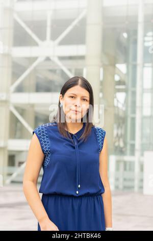 Primo piano di una giovane donna sul posto di lavoro Foto Stock