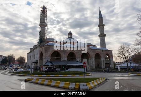 Edirne, Turchia, 22 dicembre 2021 : Vista esterna della vecchia moschea nella città di Edirne della Turchia. Edirne era capitale ottomana Foto Stock