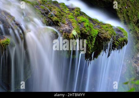 Bellissimo scatto della cascata la Vaioaga in Romania Foto Stock