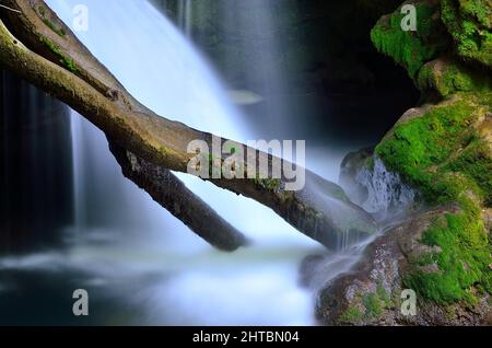 Bellissimo scatto della cascata la Vaioaga in Romania Foto Stock