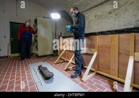 Schleswig, Germania. 20th Jan 2022. I dipendenti del laboratorio archeologico centrale della Fondazione Schleswig-Holstein state Museums misurano parti di un naufragio secolare al Castello di Gottorf. Il relitto fu scoperto nel fiume Lippe nella Renania settentrionale-Vestfalia nel 2019. Credit: Axel Heimken/dpa/Alamy Live News Foto Stock