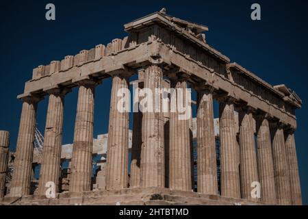 Rovine di Partenone ad Atene, Grecia contro un cielo azzurro chiaro Foto Stock