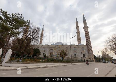 EDIRNE, TURCHIA, 22 DICEMBRE 2018: Vista esterna della moschea UC Serefeli nel centro della città di Edirne, Tracia Est, Turchia Foto Stock