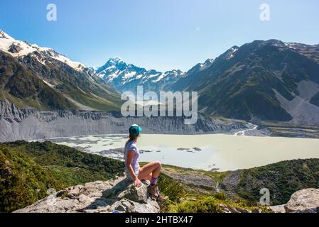 Donna caucasica che guarda alla distanza nella valle di Hooker che conduce al Monte Cook in Nuova Zelanda Foto Stock