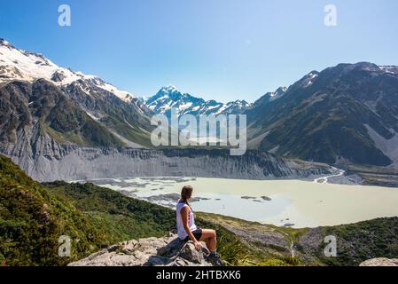 Donna caucasica che guarda alla distanza nella valle di Hooker che conduce a Monte Cook Aoraki in Nuova Zelanda Foto Stock